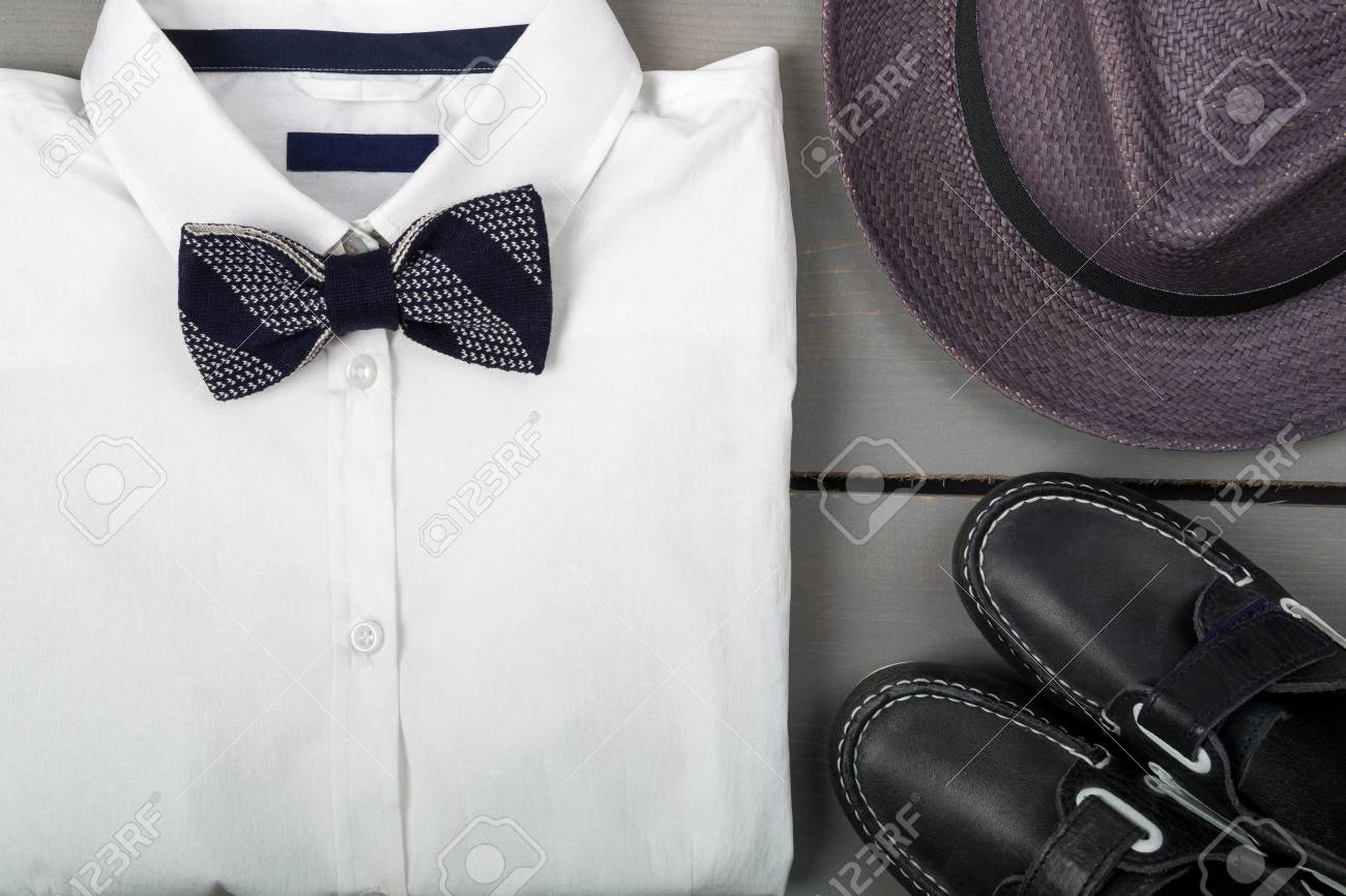 Costume Homme Sur Fond De Bois Vêtements De Mode Pour Enfants Fedora Gris Chemise Blanche Nud Papillon Noir Et Chaussures Bateau Pour Garçon Vue