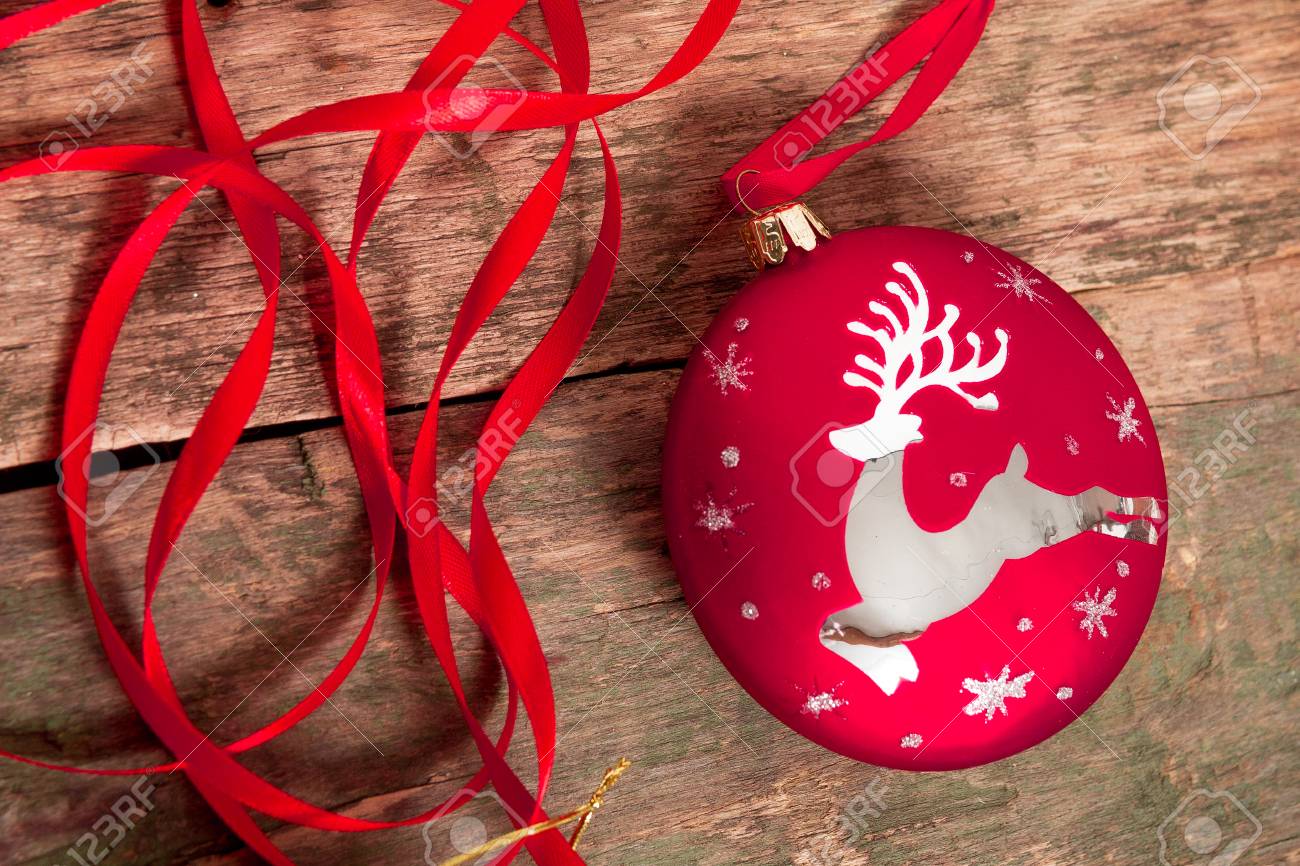 Boule De Noël Rouge Et Rubans Sur Fond En Bois Carte De Nouvel An Cadre
