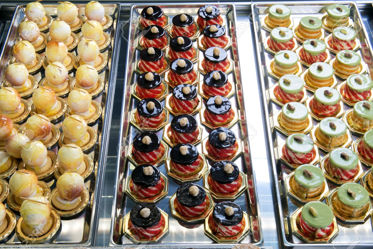 Affichage De Delicieuses Patisseries Dans Une Patisserie Italienne Banque D Images Et Photos Libres De Droits Image