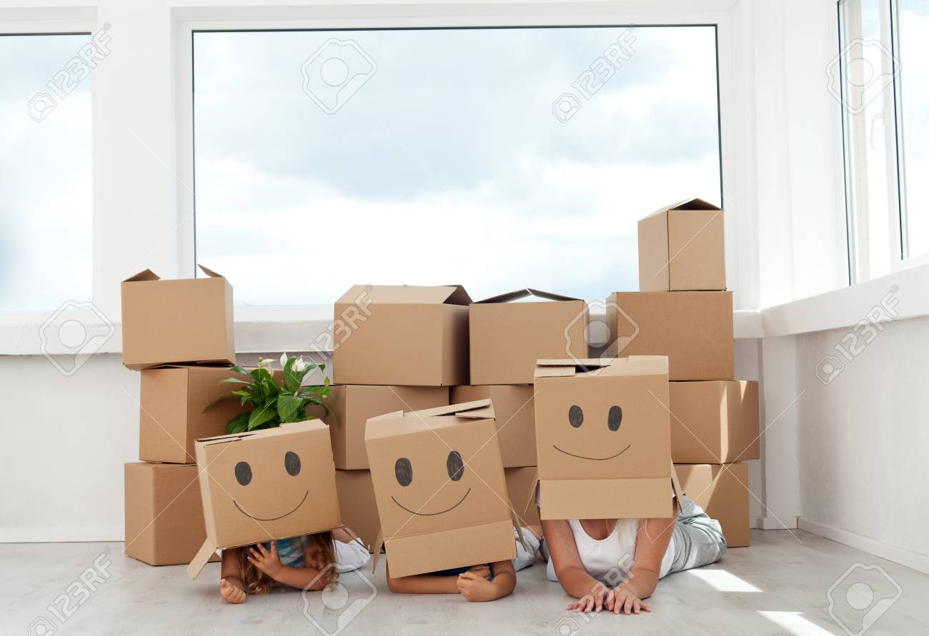 Familie Spaß Mit Kartons Umzug In Ihr Neues Zuhause Lizenzfreie ...