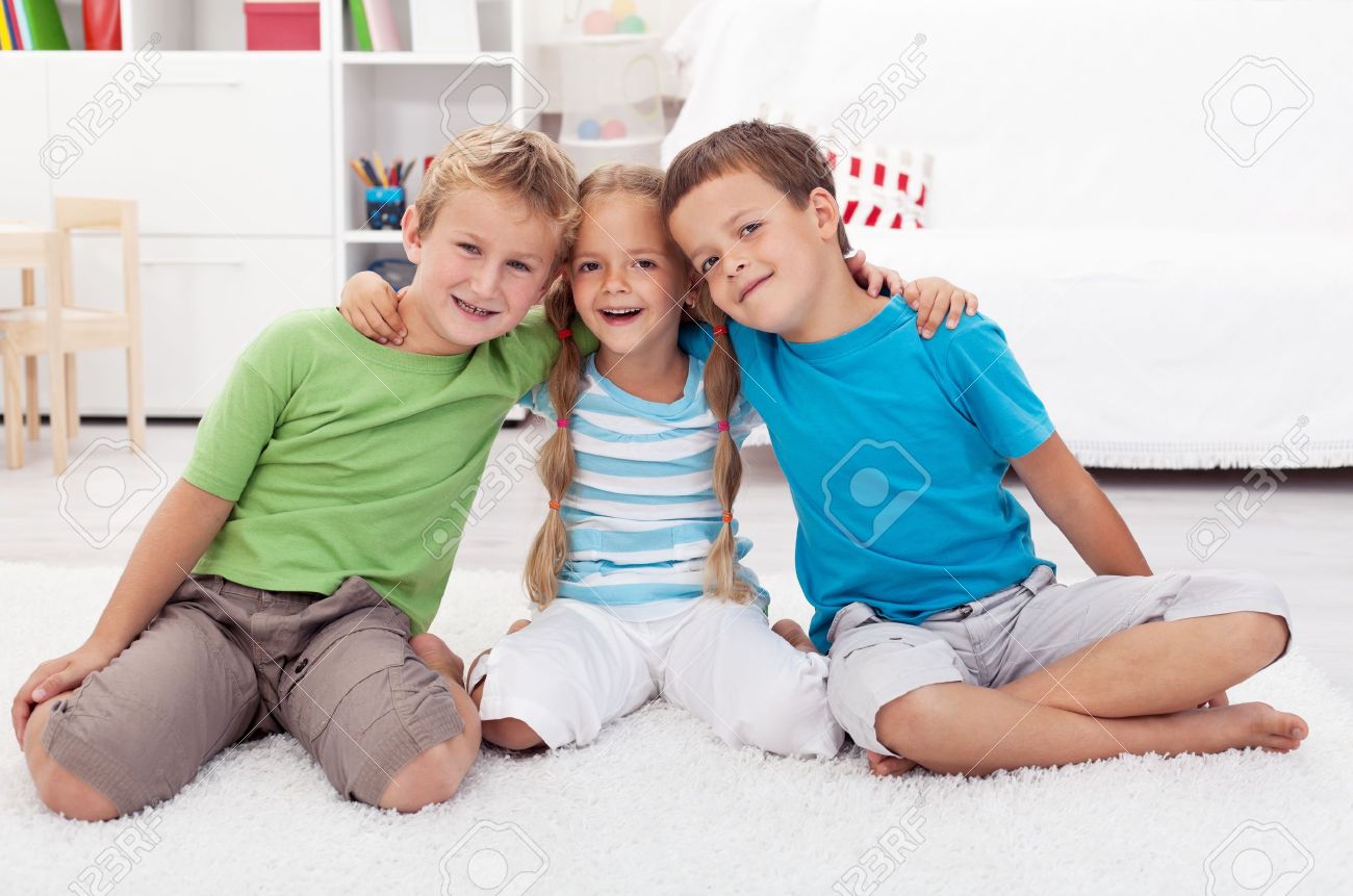 Childhood Freundschaft Zwischen Zwei Jungen Und Ein Madchen Lizenzfreie Fotos Bilder Und Stock Fotografie Image 11411284