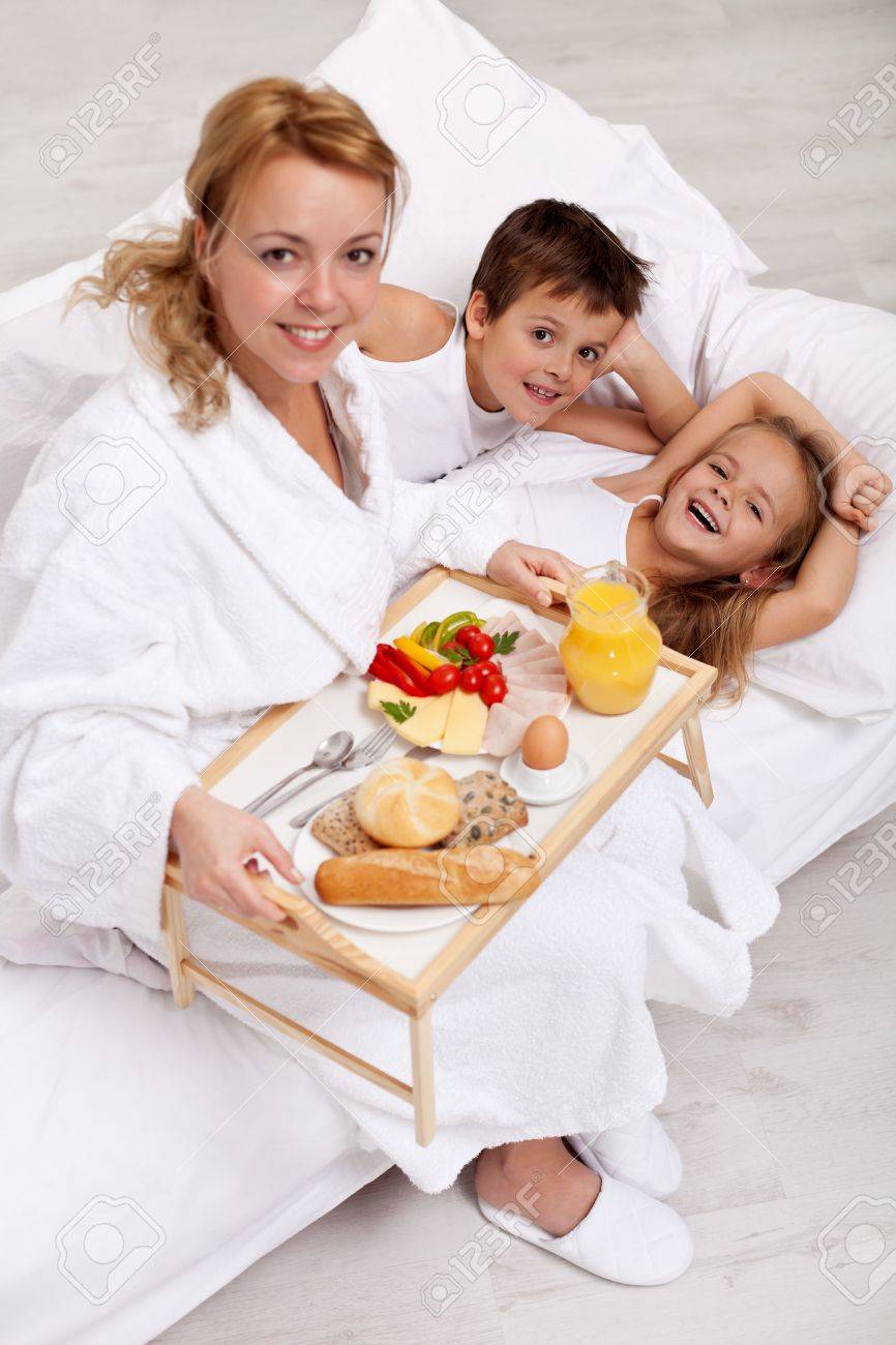 Happy Morning Und Gesundes Essen Mutter Bringt Das Fruhstuck Ans Bett Fur Ihre Kinder Lizenzfreie Fotos Bilder Und Stock Fotografie Image 12477324