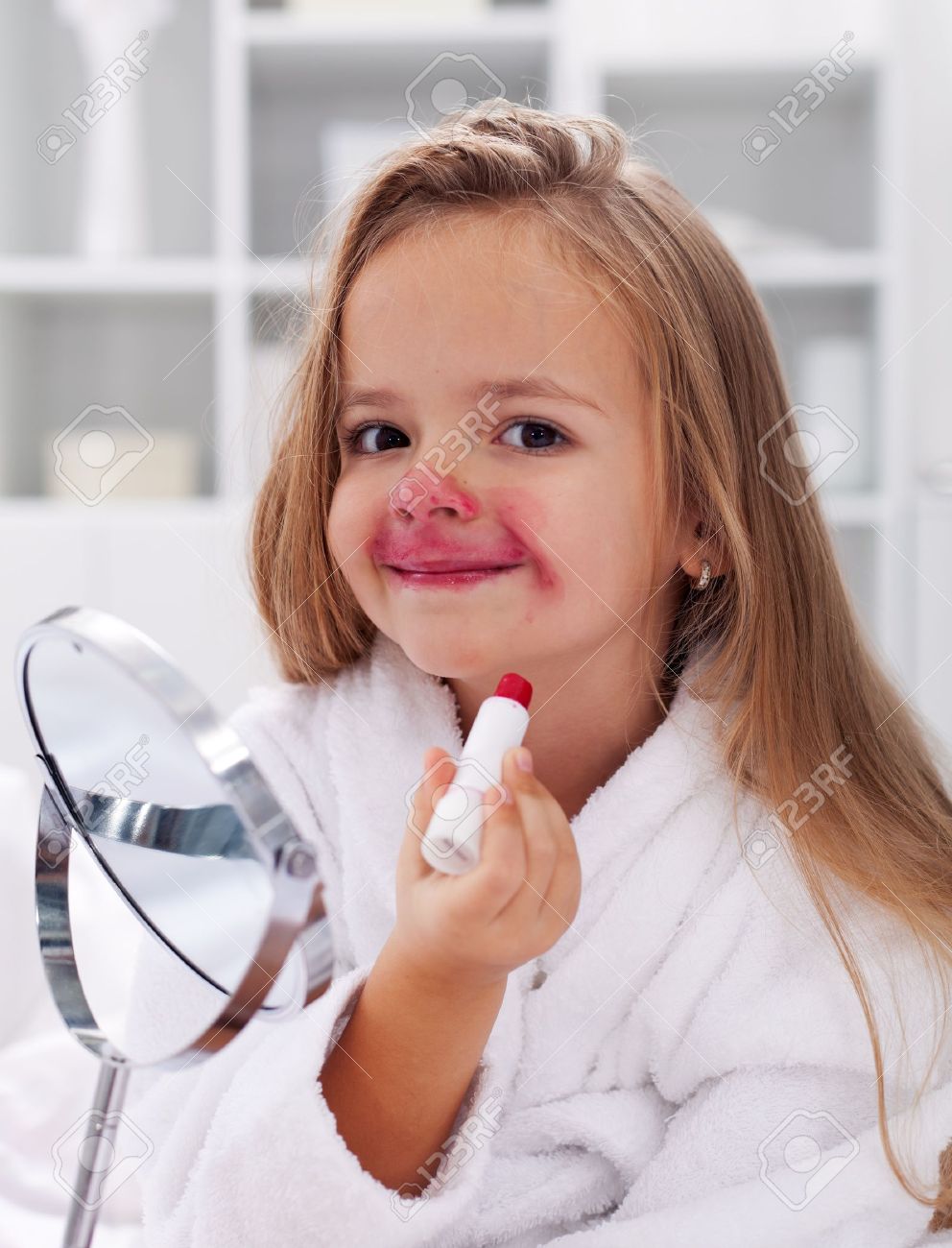 Kleine Lachelnde Madchen Spielt Mit Roten Lippenstift Und Spiegel Lizenzfreie Fotos Bilder Und Stock Fotografie Image 12478531