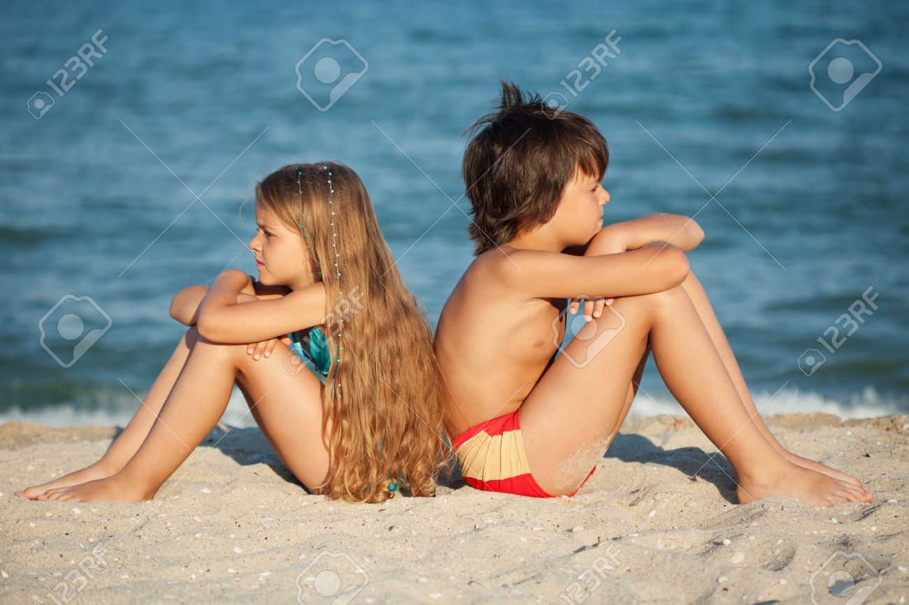 на пляже девочка 