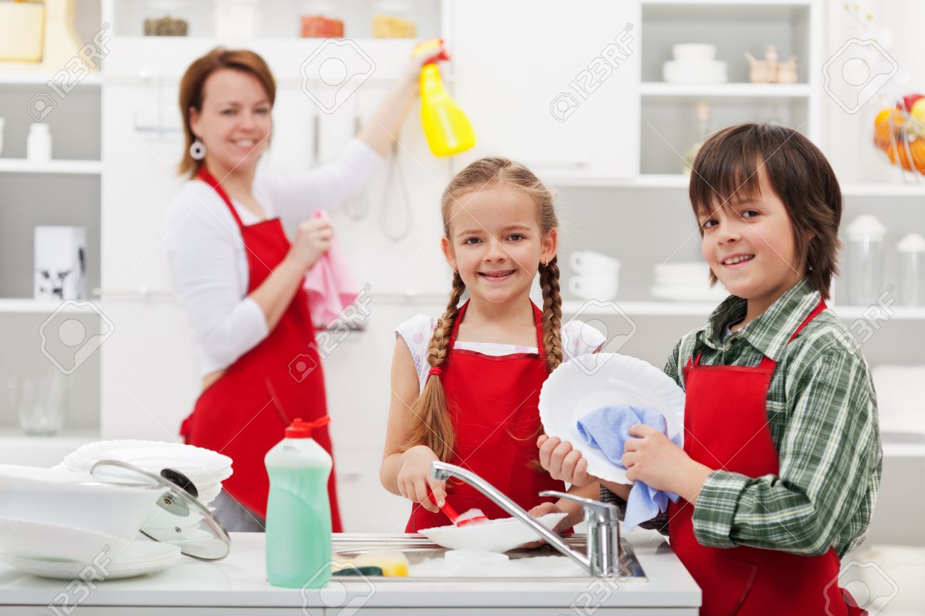 Family cleaning the kitchen and washing dishes - 25210624 Family cleaning the kitchen and washing dishes - 25210624