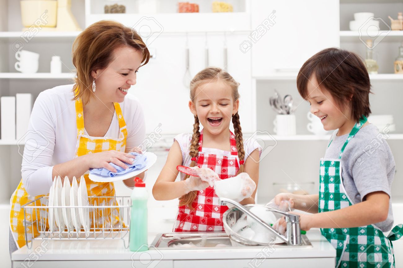 Kids and mother washing dishes - having fun together in the kitchen - 25986163 Kids and mother washing dishes - having fun together in the kitchen - 25986163