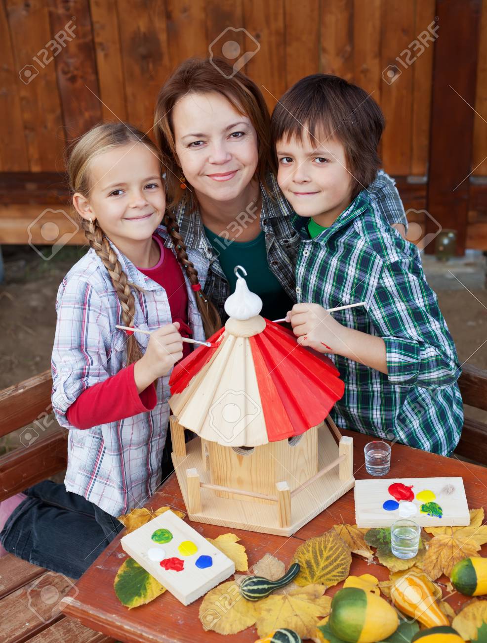 Femme Et Enfants De Peindre Une Nouvelle Maison Doiseau à Lautomne
