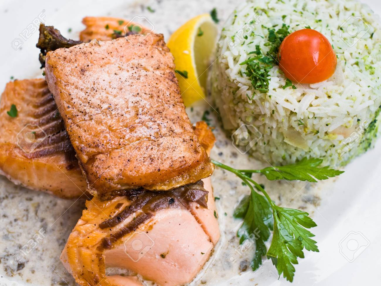 サーモンのグリルとトマトとサーモンと米フランス料理料理 の写真素材 画像素材 Image サーモンのグリルとトマトとサーモンと米フランス料理料理 の写真素材 画像素材 Image