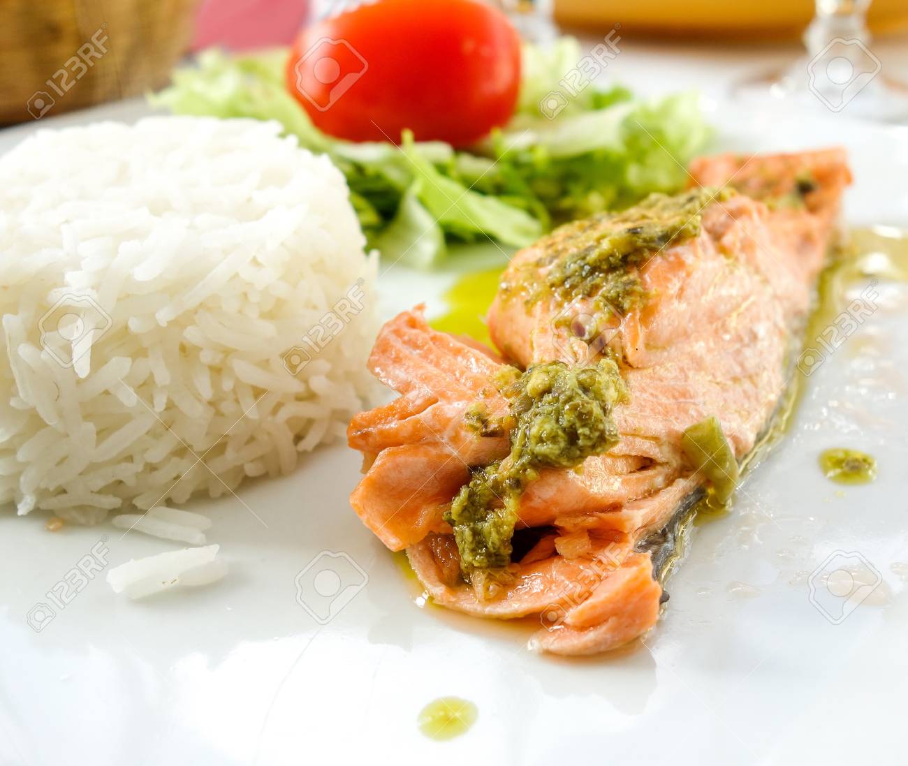 サーモンのグリルとトマトとサーモンと米フランス料理料理 の写真素材 画像素材 Image サーモンのグリルとトマトとサーモンと米フランス料理料理 の写真素材 画像素材 Image