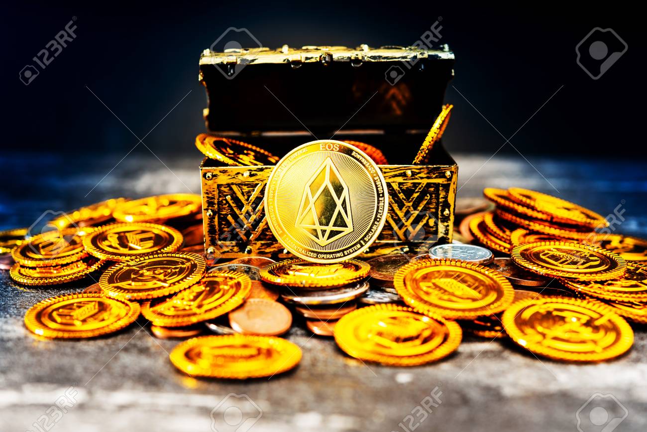 보물상자에서 암호화폐 EOS.IO 발견 로열티 무료 사진, 그림, 이미지 그리고 스톡포토그래피. Image 103535029