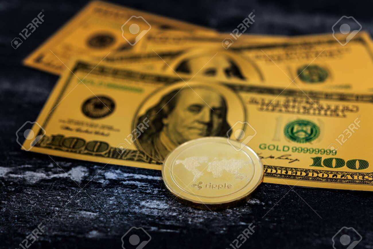 골든 리플 동전과 미국 달러 지폐. 디지털 암호 화폐 개념 로열티 무료 사진, 그림, 이미지 그리고 스톡포토그래피. Image  108110943