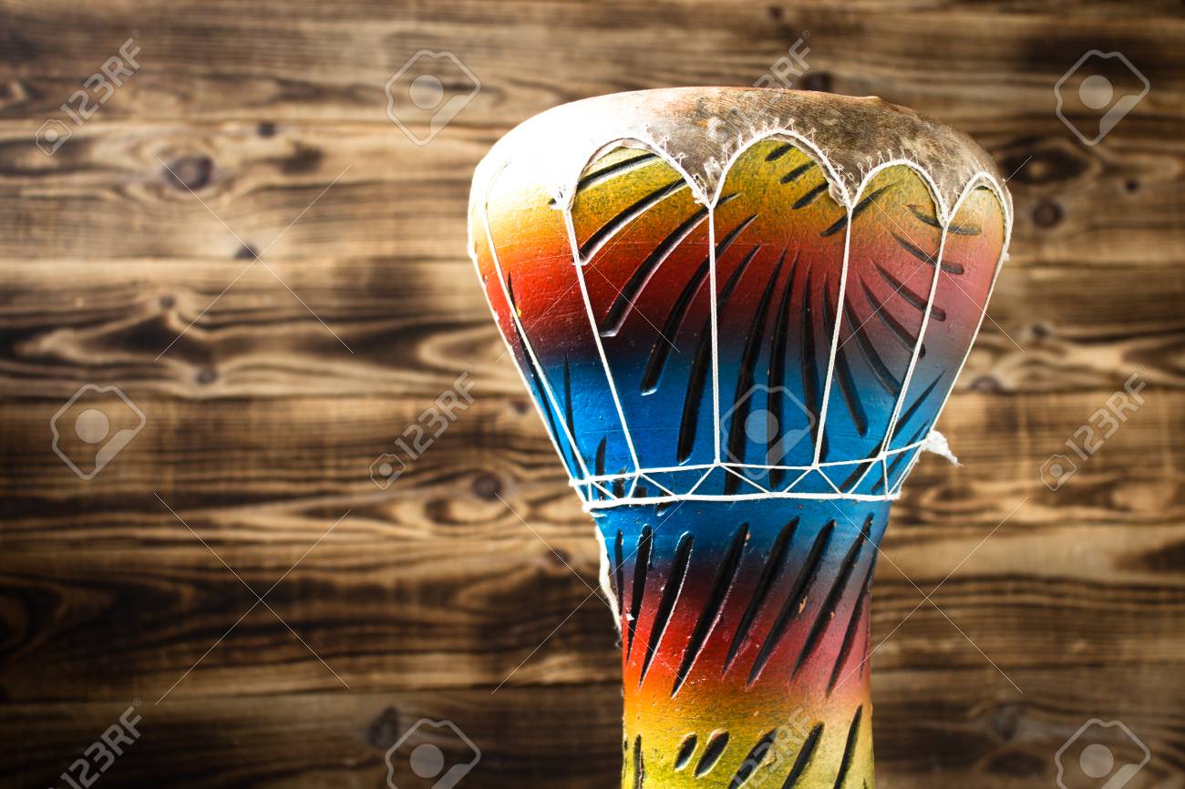 粘土の手作りドラムが木製の背景 の写真素材 画像素材 Image