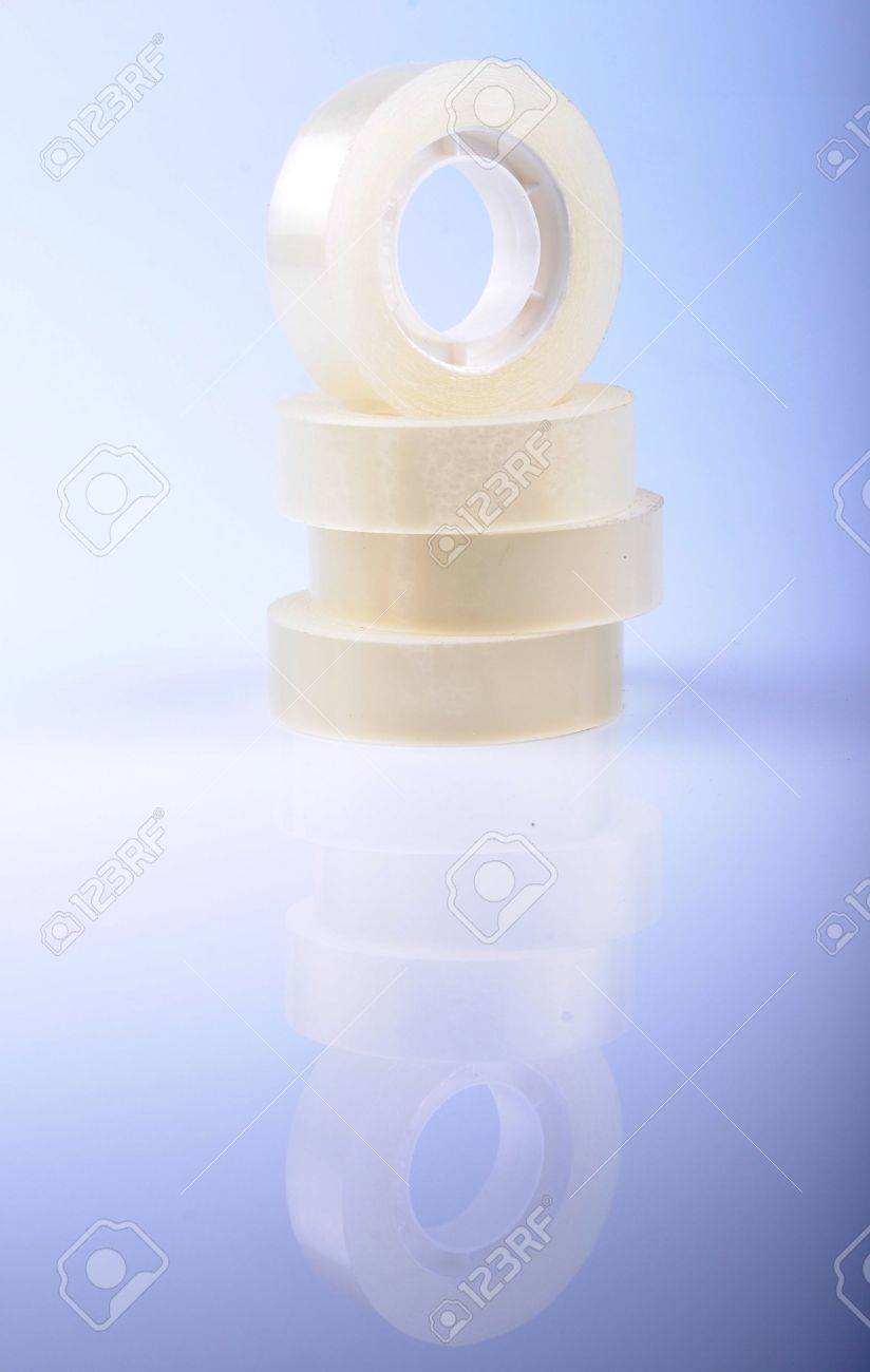 透明なセロハン テープのスタックでロールします の写真素材 画像素材 Image