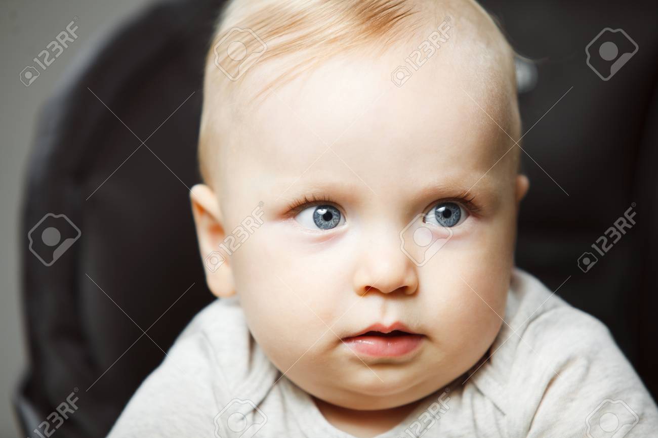 Bebe Doux Avec Regard Etonne Et Yeux Ouverts Banque D Images Et Photos Libres De Droits Image