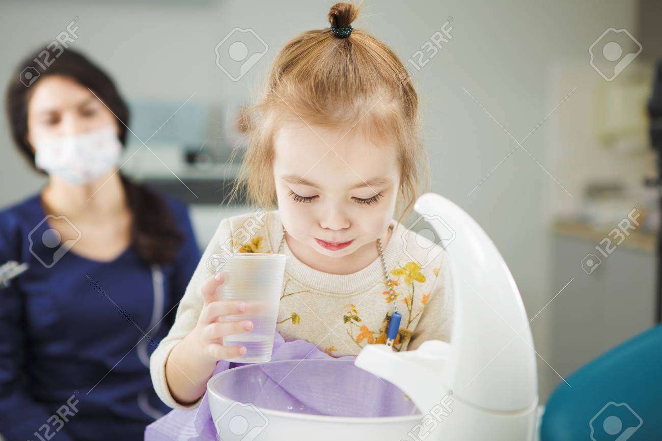 Для полоскания горла детям. Мокрые анекдоты. Полоскание картинка для детей. Женя фокс. Полоскание полости рта.