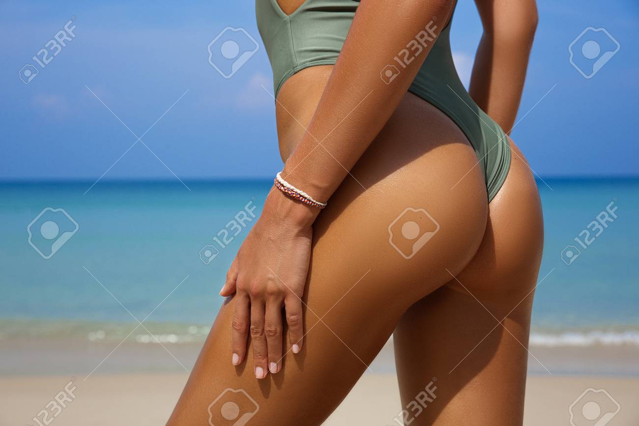 スポーティな Copyspace と海の背景でビキニで美しい女性の裏 セクシーなお尻 の写真素材 画像素材 Image