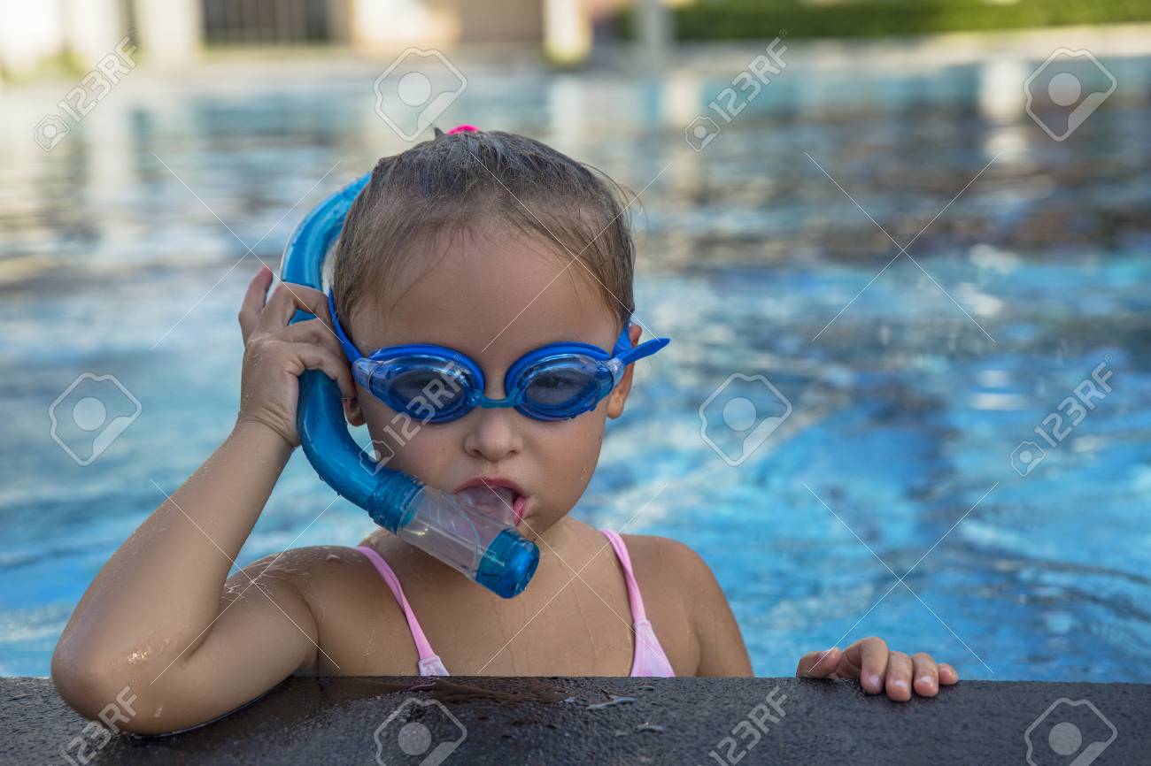 幸せな若い女の子のゴーグルとシュノーケルを着てプール側にリラックス の写真素材 画像素材 Image