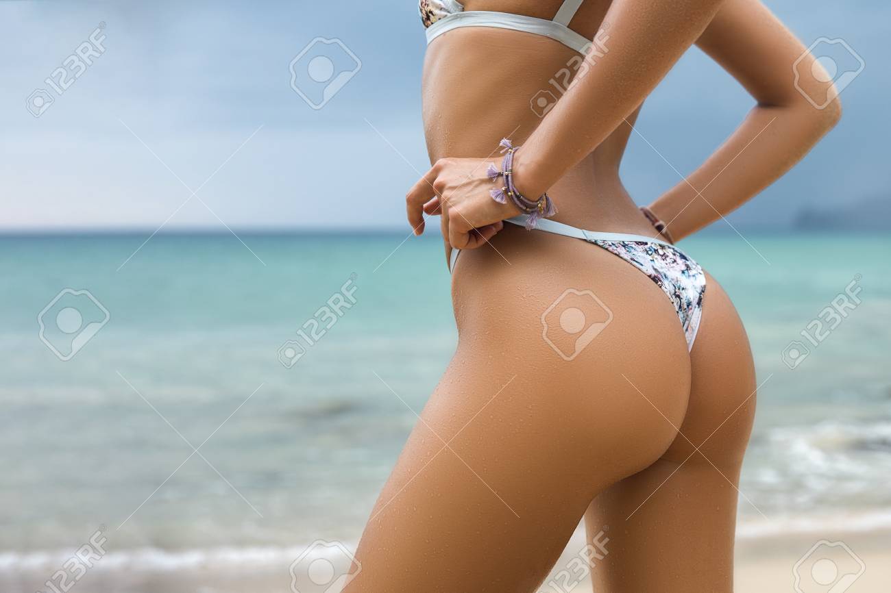 スポーティな Copyspace と海の背景でビキニで美しい女性の裏 セクシーなお尻 の写真素材 画像素材 Image