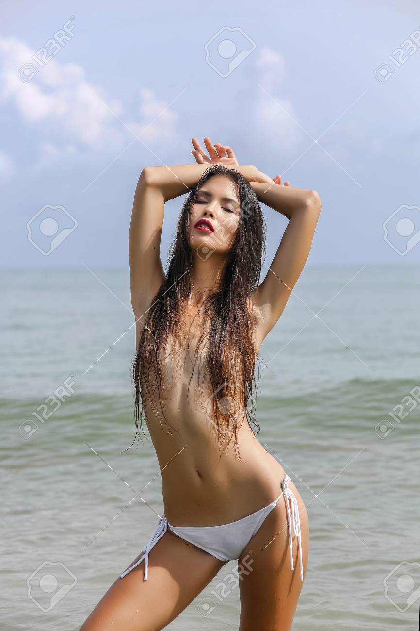 ファッション ブラ 海を背景に 髪と乳房を閉じるなしビキニにセクシーな美しいアジア女の子 夏の休日 熱帯の島に休暇 流行のスタイルです の写真素材 画像素材 Image