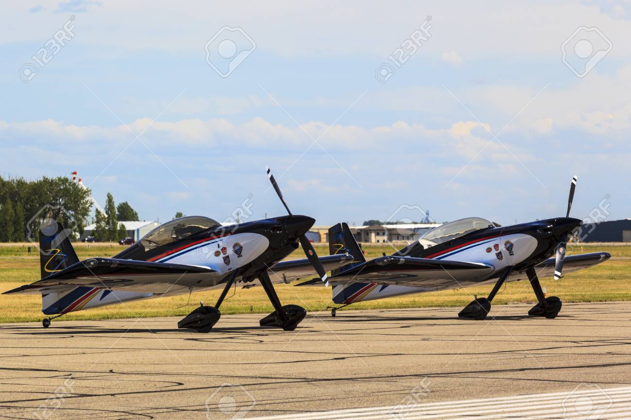 カナダ レスブリッジ 15 年 6 月 25 日 国際航空ショーとカナダ 米国およびイギリス現在および歴史的な軍事と民間航空機のためのオープンハウス また同様に数多くの便があった の写真素材 画像素材 Image