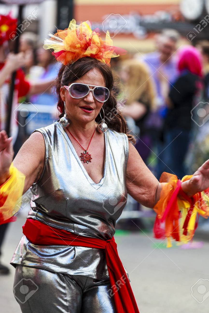 ニユー オーリンズの通りニユー オーリンズ アメリカ 16 年 2 月 1 日 マルディグラのパレード 人々 を夢中になって祝った マルディグラは ニューオーリンズの街をホスト毎年最大の祭典です の写真素材 画像素材 Image