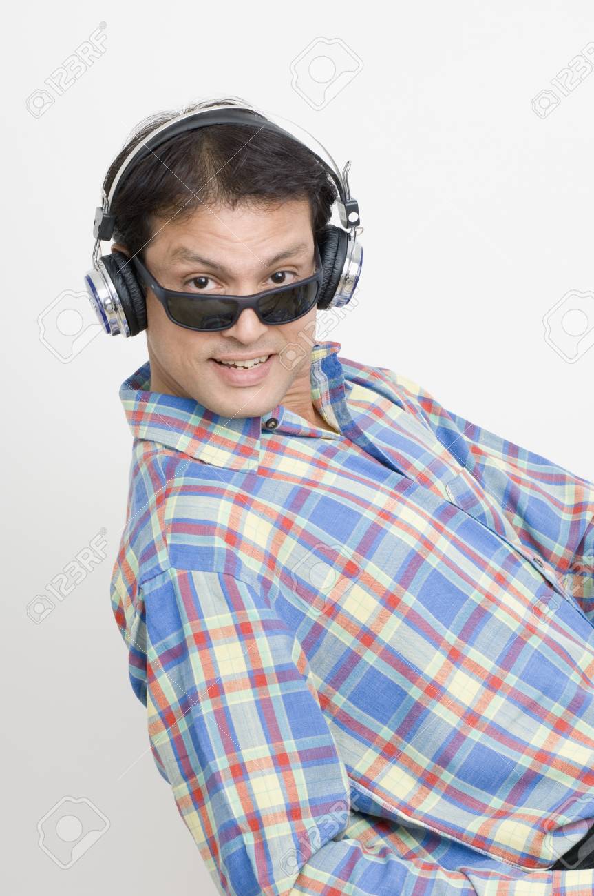 ヘッドフォンで音楽を聴く人 の写真素材 画像素材 Image