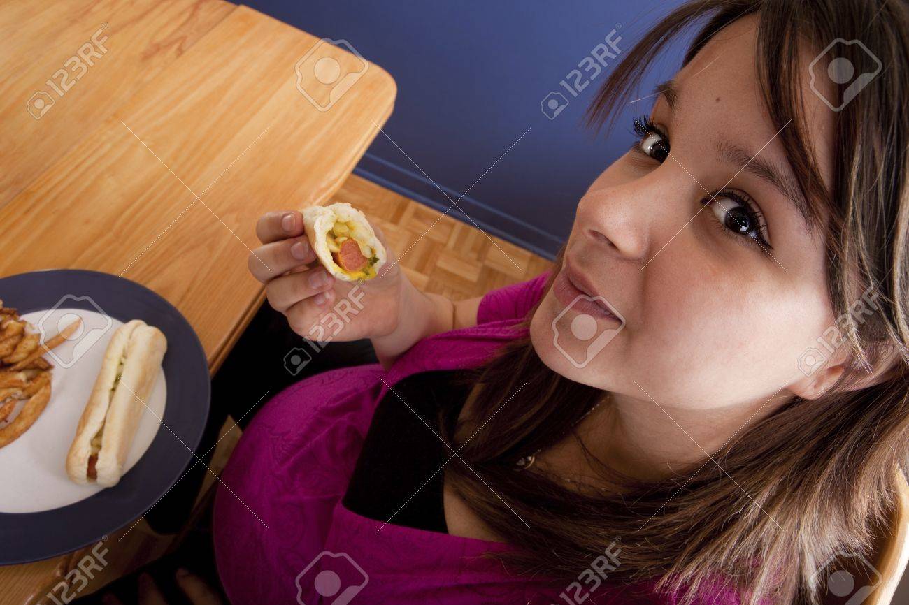 ジャンク フードを食べる若い妊娠中の女性 の写真素材 画像素材 Image ジャンク フードを食べる若い妊娠中の女性 の写真素材 画像素材 Image