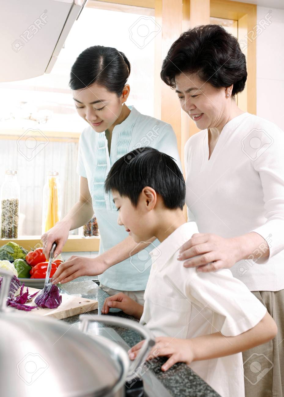 女性カット野菜、熟女と少年を見て 無料画像＆写真 38461533