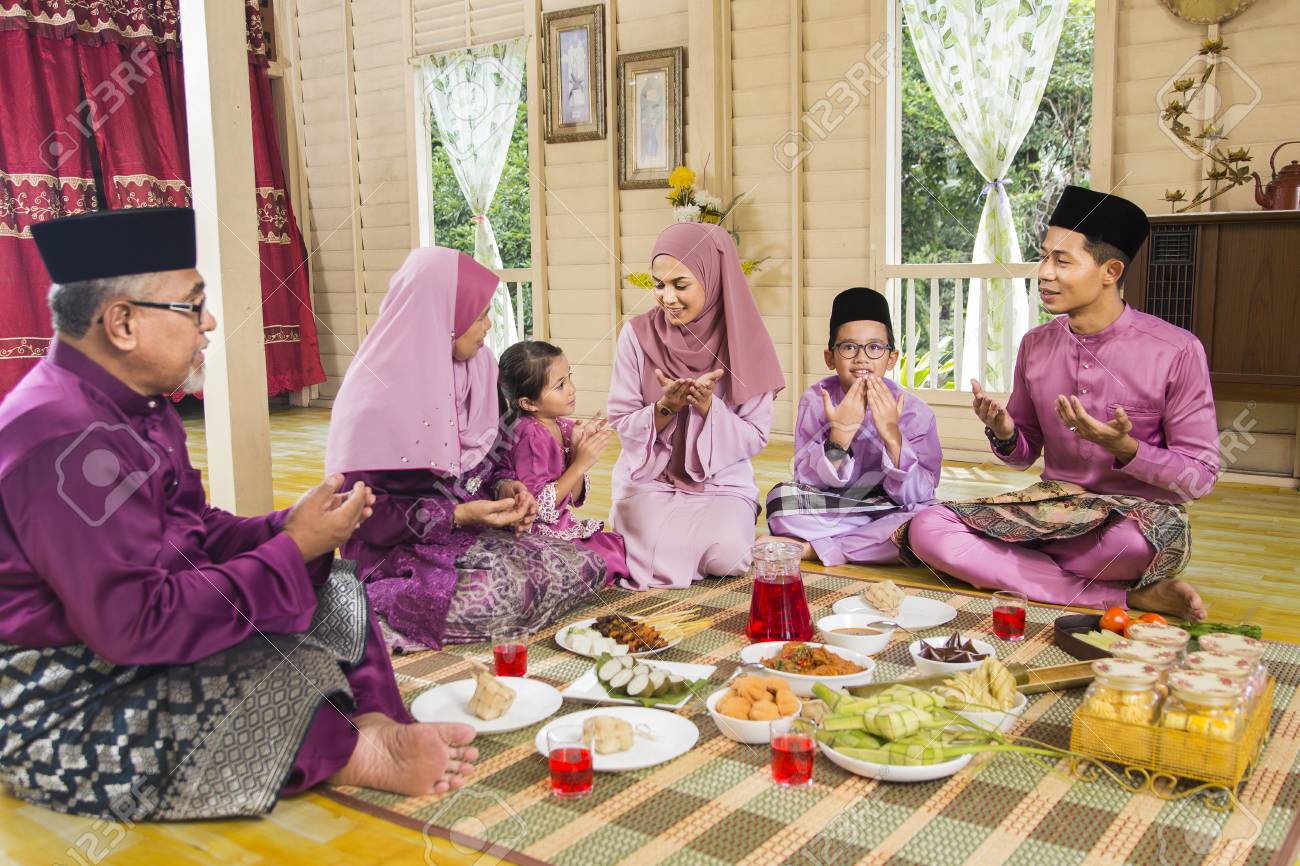 Muslim family saying prayers before meal - 120325482 Muslim family saying prayers before meal - 120325482