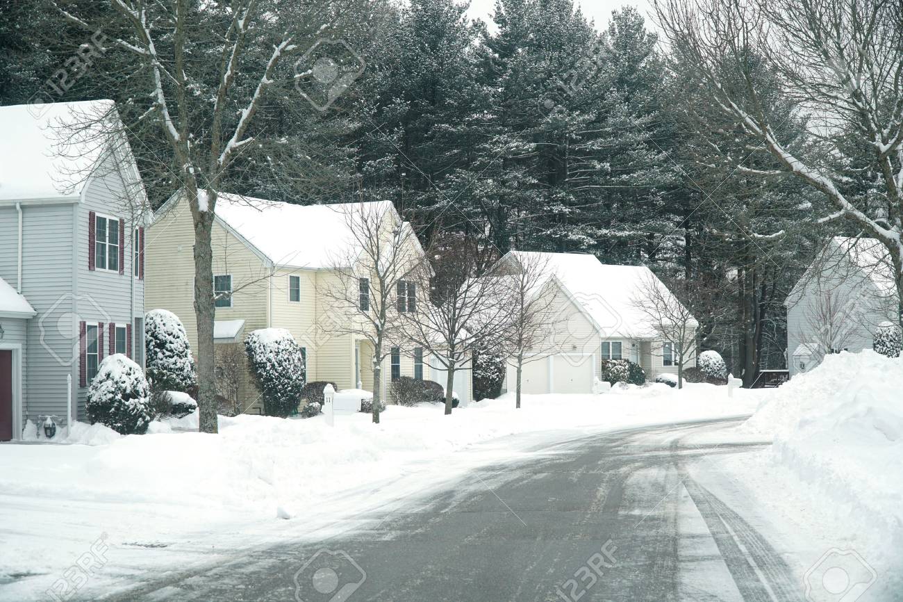 https://previews.123rf.com/images/imagemax/imagemax1703/imagemax170300292/74863023-houses-in-residential-community-after-snow-in-winter.jpg