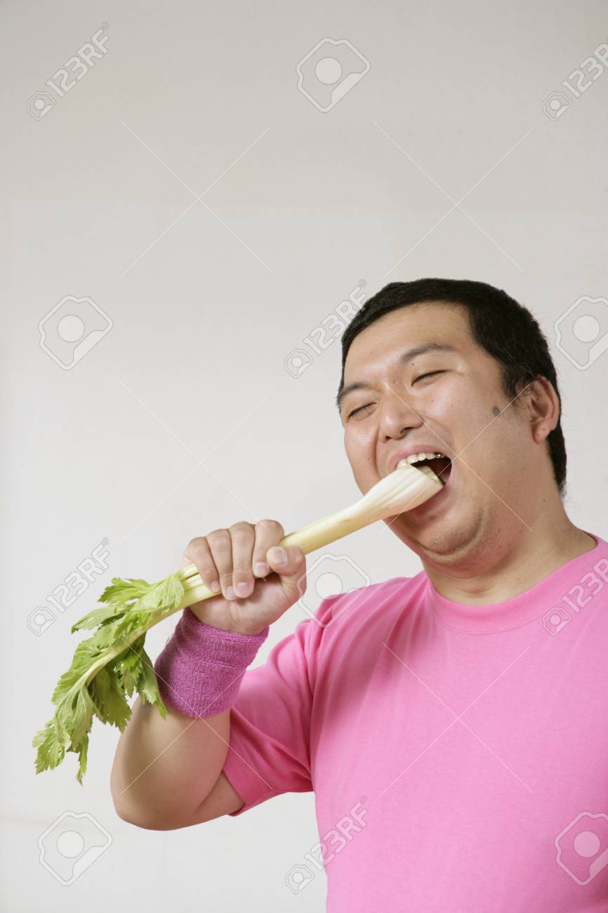 Un Homme Mange Du Céleri Banque D'Images et Photos Libres De Droits. Image  89455651