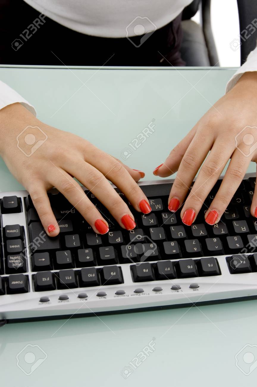 白い背景を持つキーボードに取り組んでいる女性の手の正面図 の写真素材 画像素材 Image 白い背景を持つキーボードに取り組んでいる女性の手の正面図 の写真素材 画像素材 Image