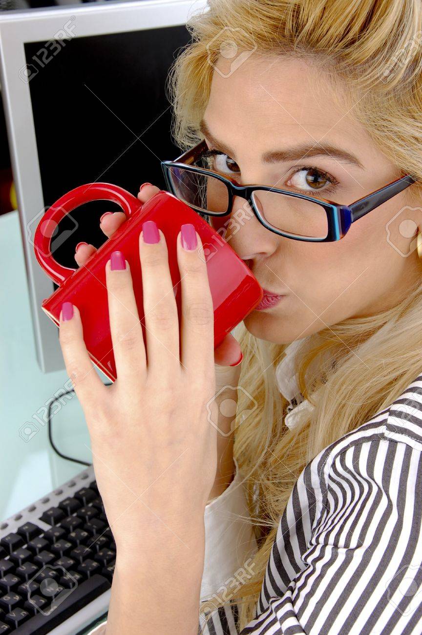 側は オフィスのコーヒーを飲む若い女性のポーズします の写真素材 画像素材 Image