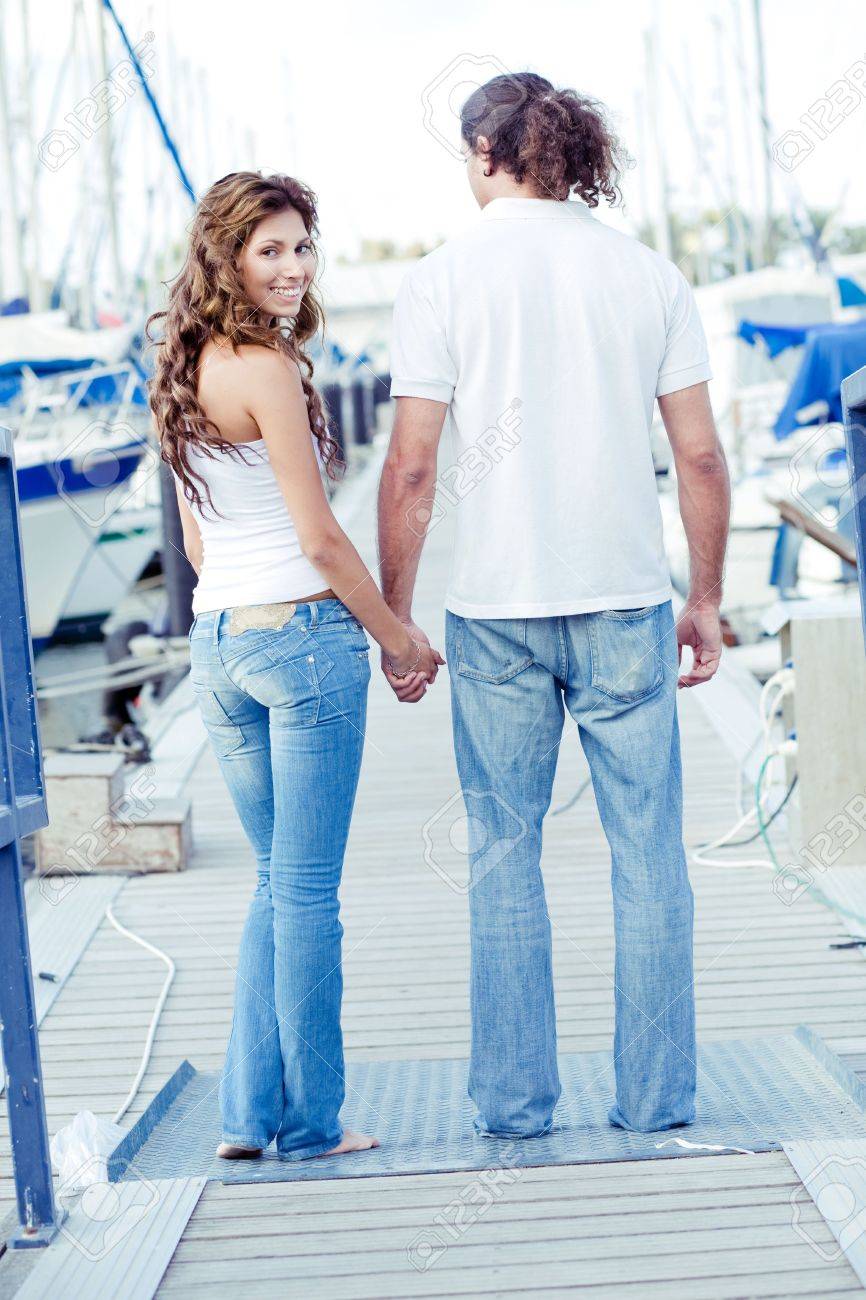 Mains Couple Holding En Tant Que Femme Se Retourne Et Sourit A Huis Clos Banque D Images Et Photos Libres De Droits Image 5481614