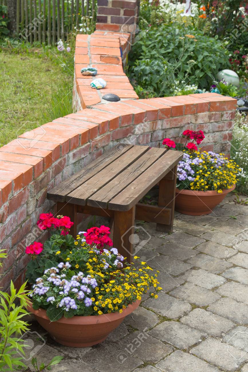 ベンチと花庭 外です の写真素材 画像素材 Image ベンチと花庭 外です の写真素材 画像素材 Image