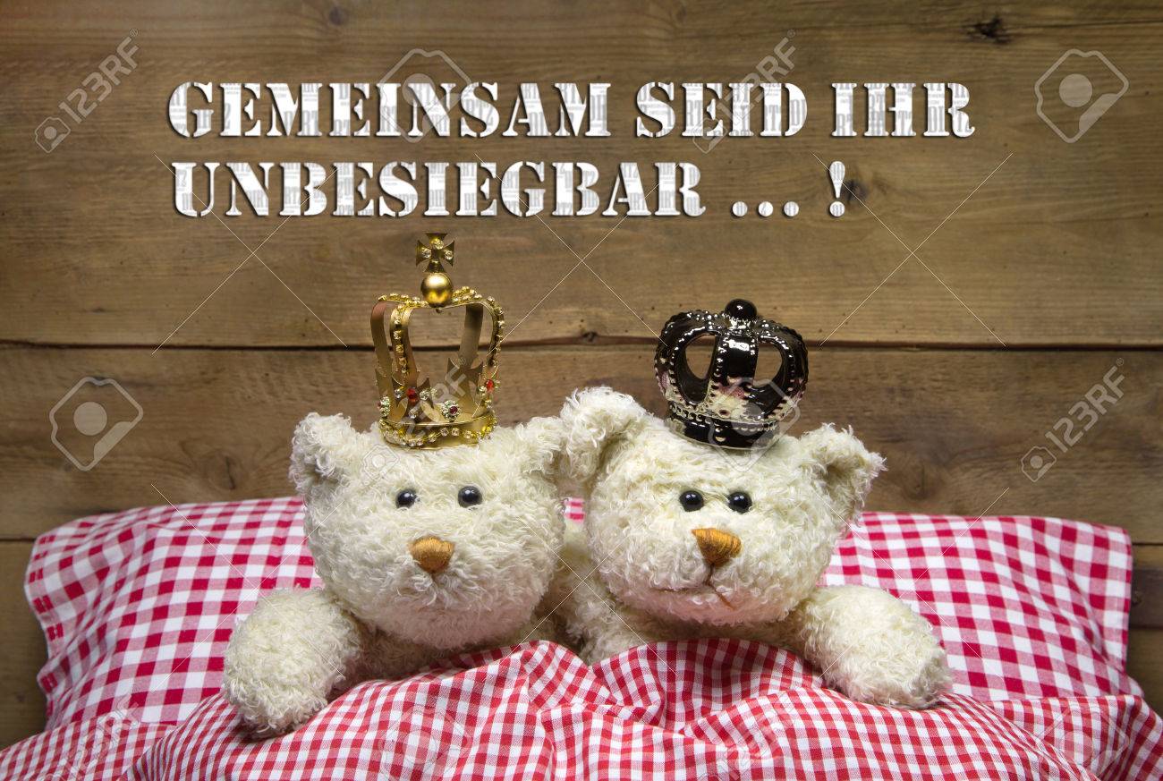 Konzept Fur Liebe Zwei Beige Teddybaren Liegen In Karierten Bett Mit Kronen Lizenzfreie Fotos Bilder Und Stock Fotografie Image 27307175