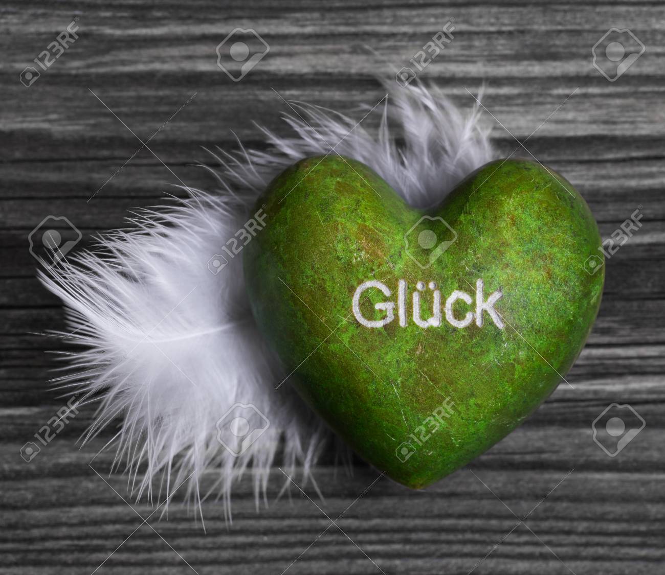 Grune Herz Mit Text Deutsch Fur Gluck Und Einer Weissen Feder Auf Holz Lizenzfreie Fotos Bilder Und Stock Fotografie Image 28339397