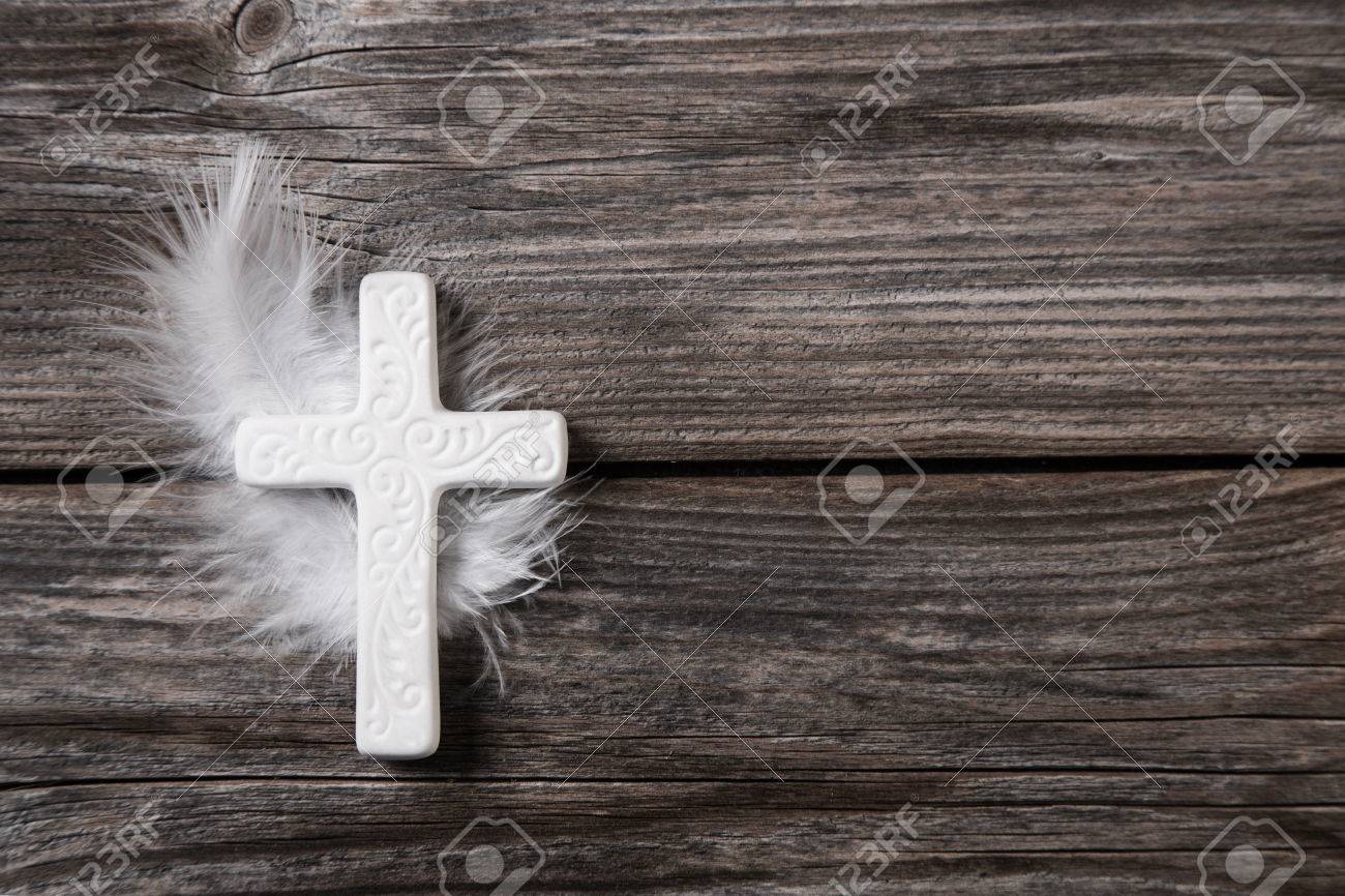 古い素朴な上の羽とクロスの喪服 白 の写真素材 画像素材 Image