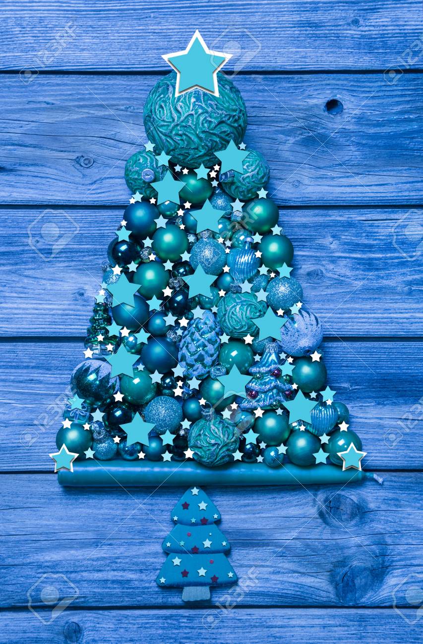 Blau Und Turkis Weihnachtsbaum Der Dekoration Kugeln Auf Holz Modernen Landhausstil Lizenzfreie Fotos Bilder Und Stock Fotografie Image 29523526
