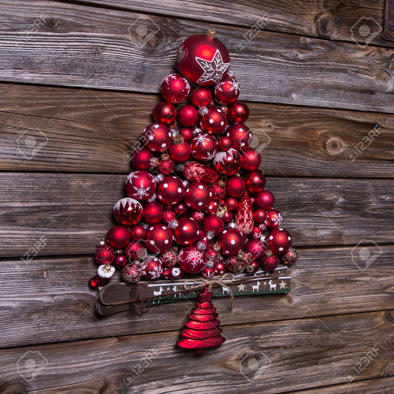 木製のカントリー スタイルのバック グラウンドでのボールの赤いクリスマス ツリー の写真素材 画像素材 Image 木製のカントリー スタイルのバック グラウンドでのボールの赤いクリスマス ツリー の写真素材 画像素材 Image