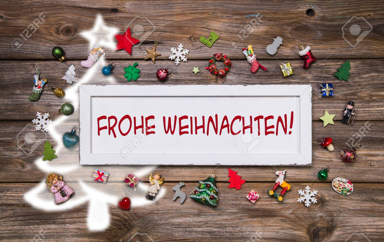 Grusskarte Fur Weihnachten Mit Deutsch Text Fur Frohe Weihnachten Bunte Dekoration Mit Miniaturen Und Einem Weissen Holzschild Lizenzfreie Fotos Bilder Und Stock Fotografie Image