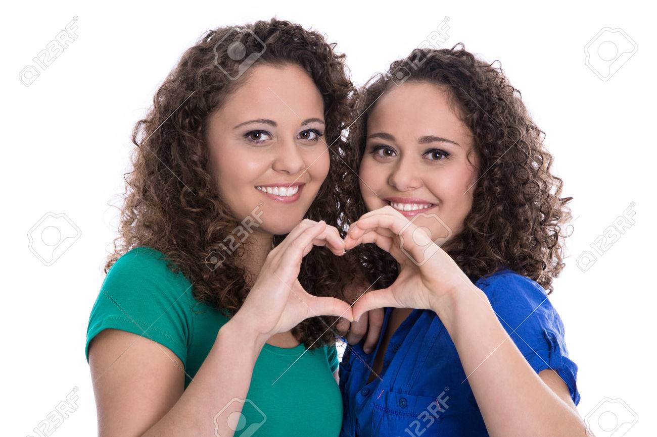 люди смеются и показывают пальцем. рука девушки. подружку пальцами. тату на большом пальце ноги парные. две девушки показывают класс.