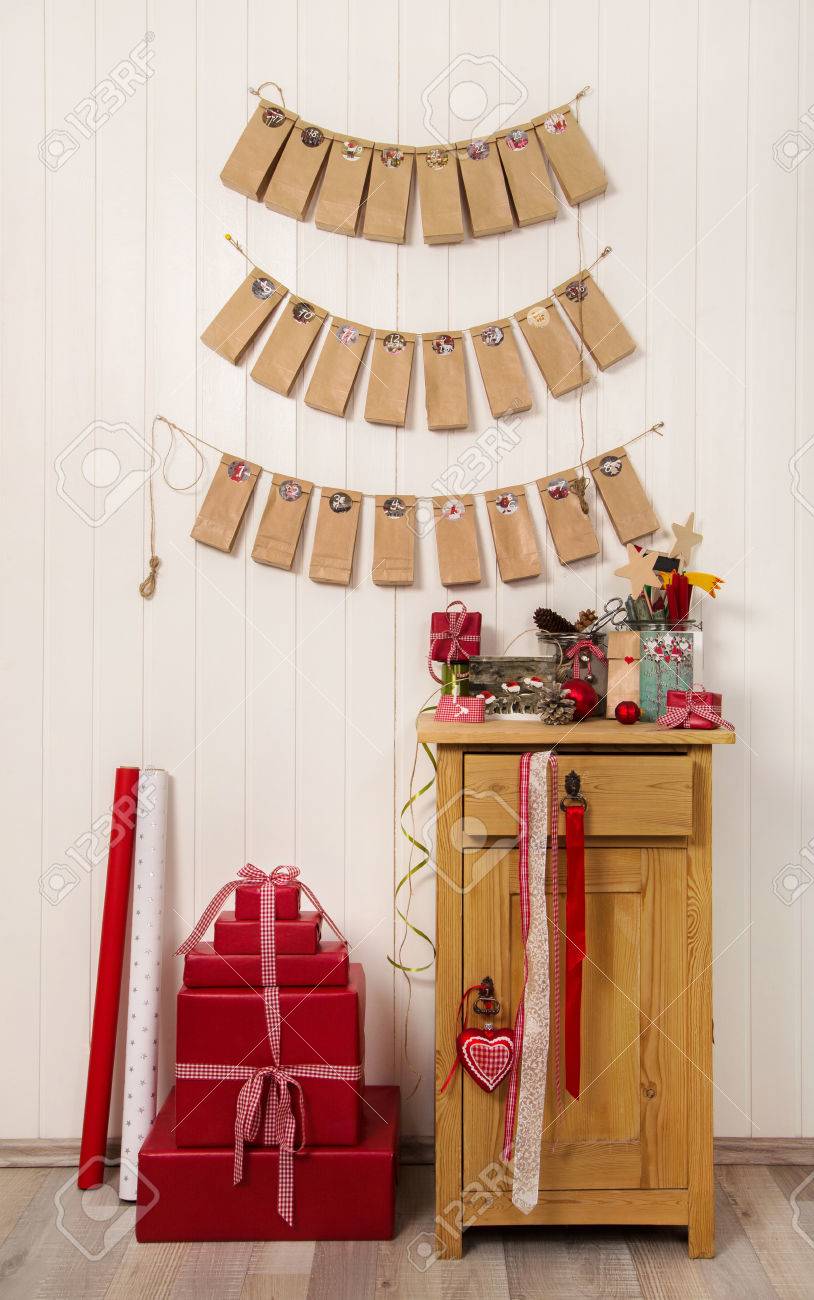 手作りのクリスマス プレゼント 赤 白 茶色 緑の色でクリスマスのため供給アドベント カレンダー グリーティング カード クラフトをぶら下がっています の写真素材 画像素材 Image