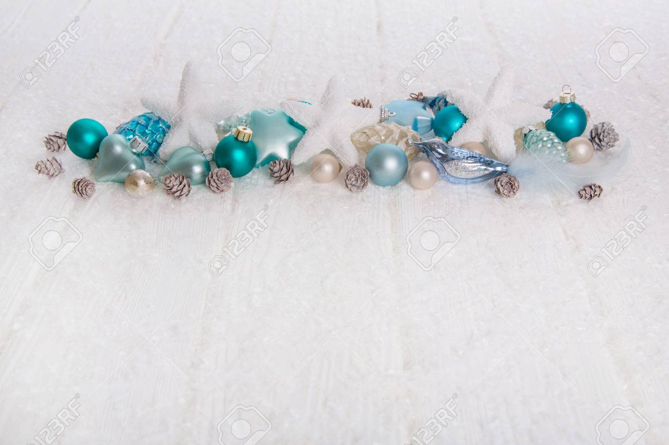 Licht Turkis Und Blau Holz Verschneite Weisse Weihnachten Hintergrund Mit Kugeln Sternen Und Herzen Fur Die Dekoration Lizenzfreie Fotos Bilder Und Stock Fotografie Image 47341487