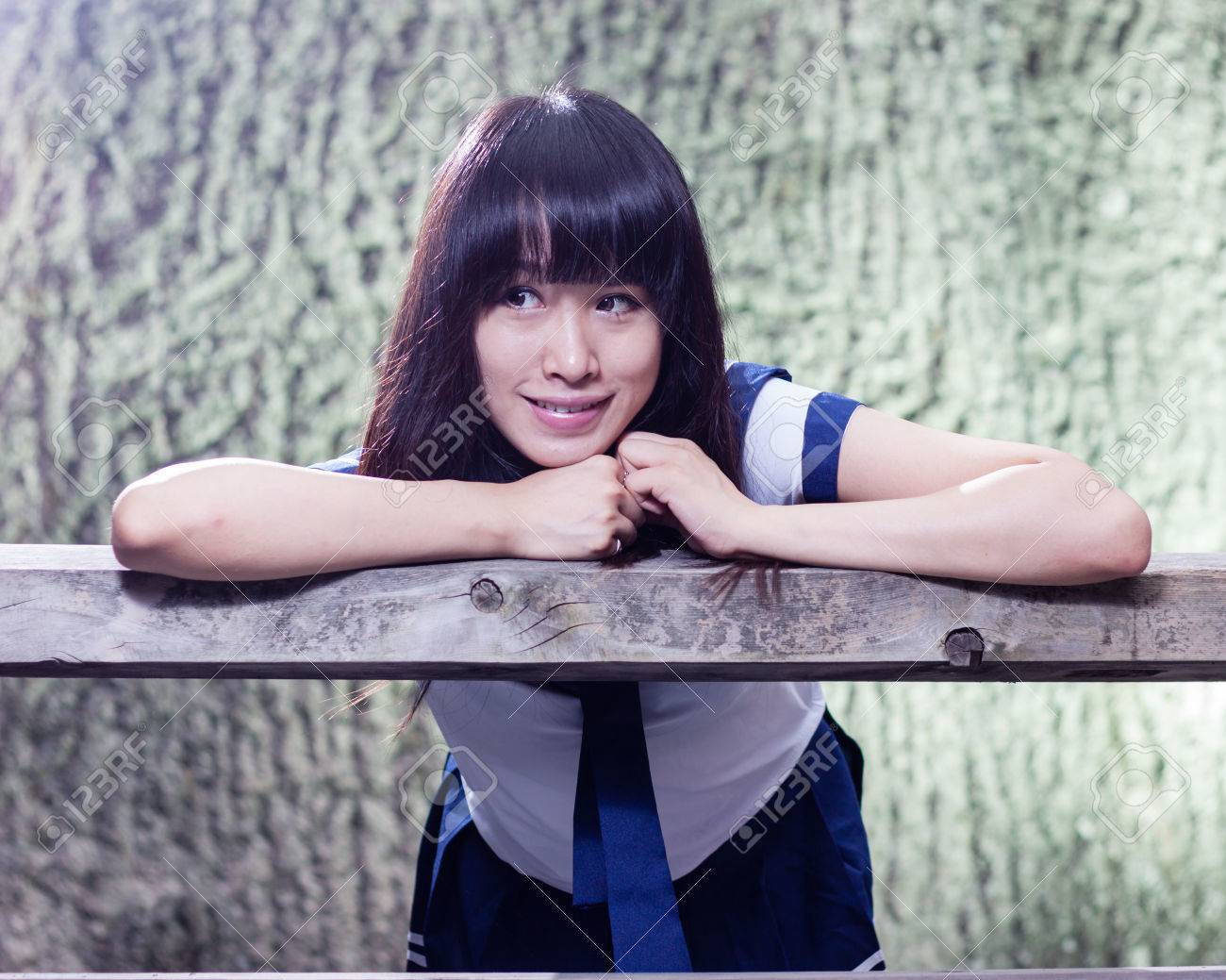 木製のフェンスにもたれて女子校生かなり中国 の写真素材 画像素材 Image