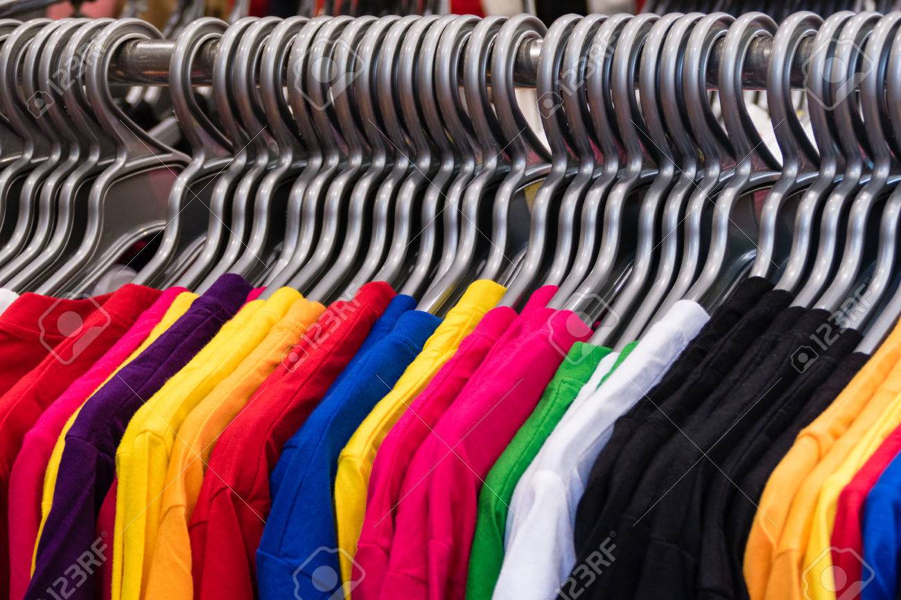 gøre det muligt for Spille computerspil Er Colorful T-shirts On Hangers On Rack Stock Photo, Picture And Royalty Free  Image. Image 53902727.