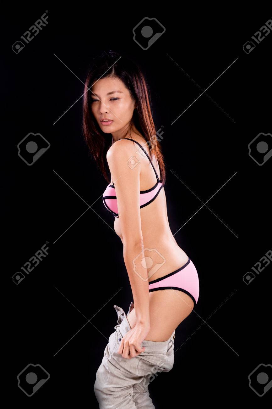 熟女・おばさん下着姿画像 中国人女性のジーンズを引っ張っての下着姿での写真素材・画像素材 Image 69531119