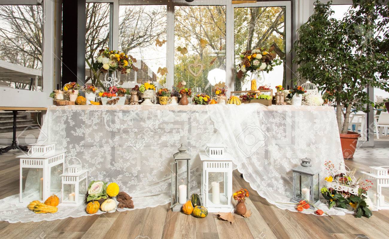新郎新婦のクリスマス テーマの結婚式のテーブル の写真素材 画像素材 Image