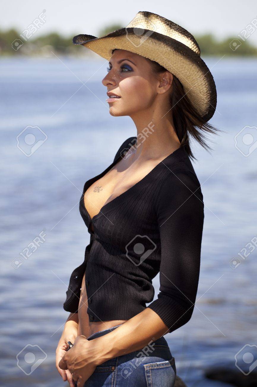 外の美しいクールな若い女性 の写真素材 画像素材 Image