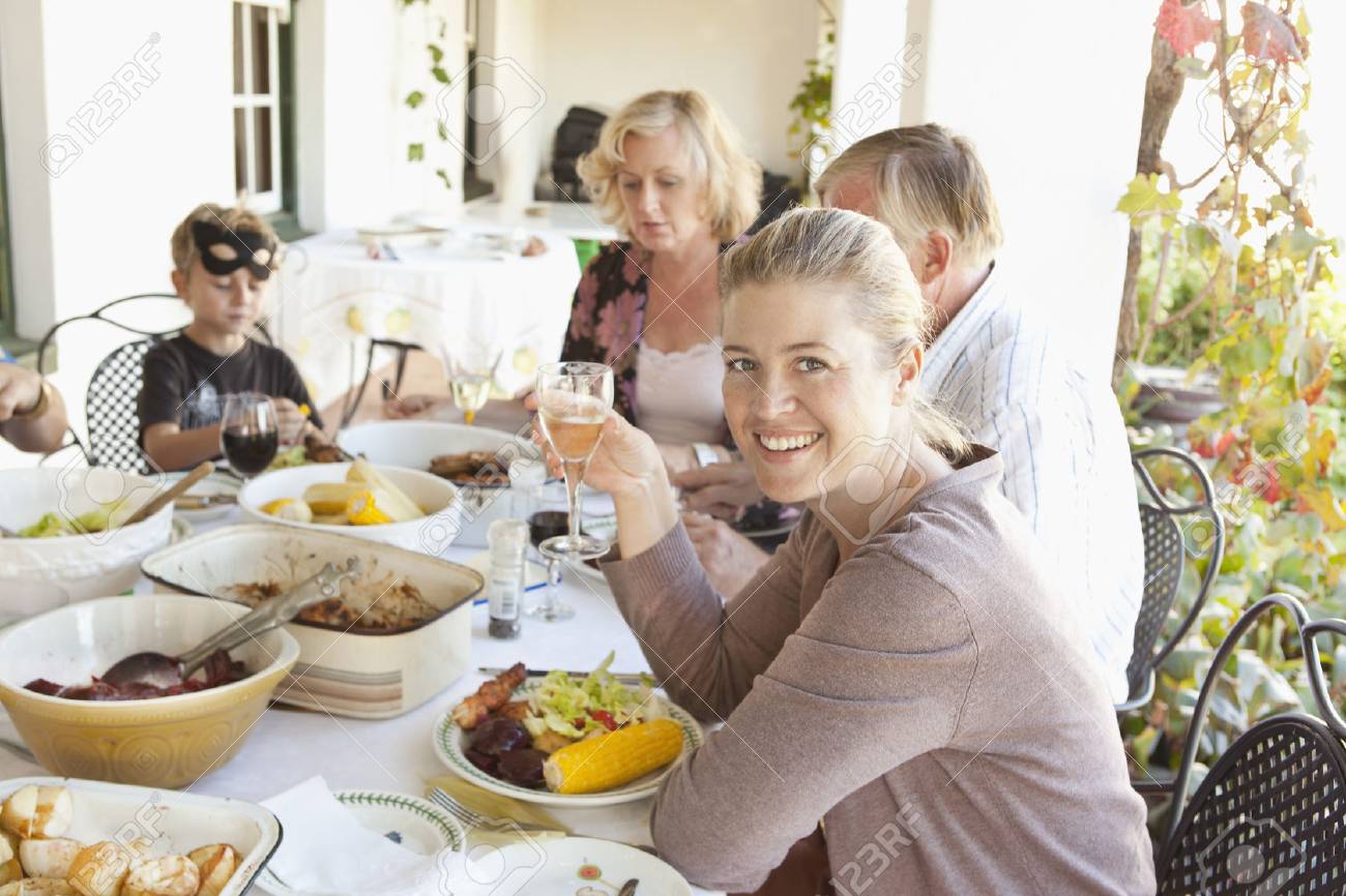 Famille Qui Mange A Table A L Exterieur Banque D Images Et Photos Libres De Droits Image